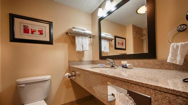 غرفة بسرير كينج، Best Western Plus Airport Inn Suites Salt Lake City 5/6