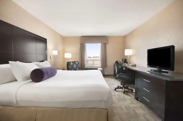 غرفة قياسية بسرير كوين لذوي الإعاقة، Days Inn Calgary Airport 3/6