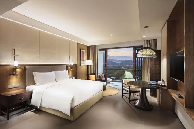 غرفة ديلوكس بسرير كينج بإطلالة على الجبل، Hilton Longmen Huizhou 2/3
