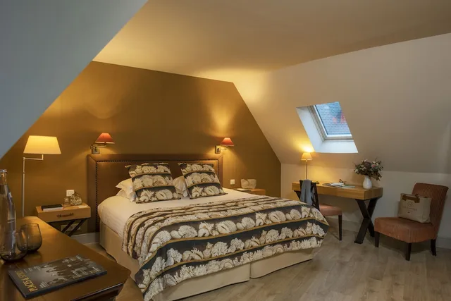 Room, King Bed, No Air Condition، LES MANOIRS DE TOURGEVILLE 2/3