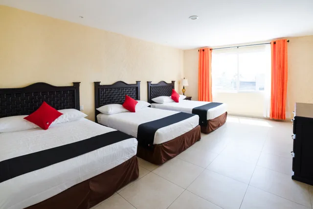 غرفة قياسية بثلاثة أسرّة، Capital O Hotel Los Caracoles 1/6