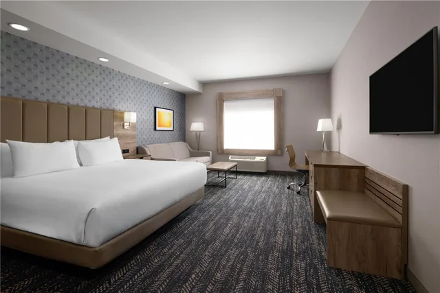 غرفة بسرير كينج مع أريكة، Best Western Premier Executive Residency Medicine Hat 1/2