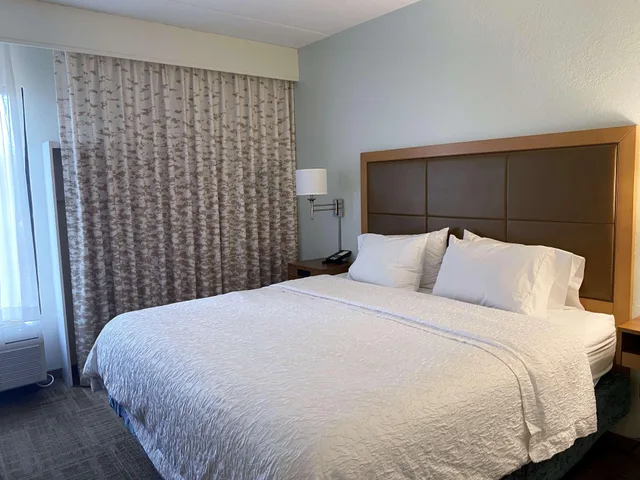 Hospitality, Suite, King Bed، Hampton Inn Milford, CT 1/2
