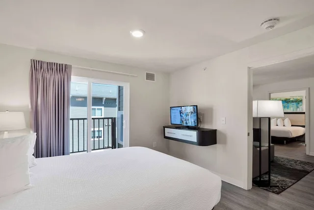 جناح بسريرين كوين بشرفة بغرفتي نوم، WaterWalk Extended Stay by Wyndham Raleigh - RTP 1/8