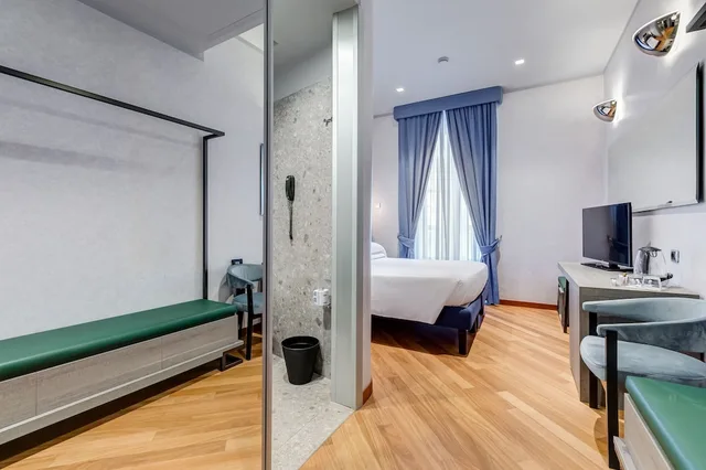 Standard double french bed, Best Western Plus Hotel Plaza 7/10