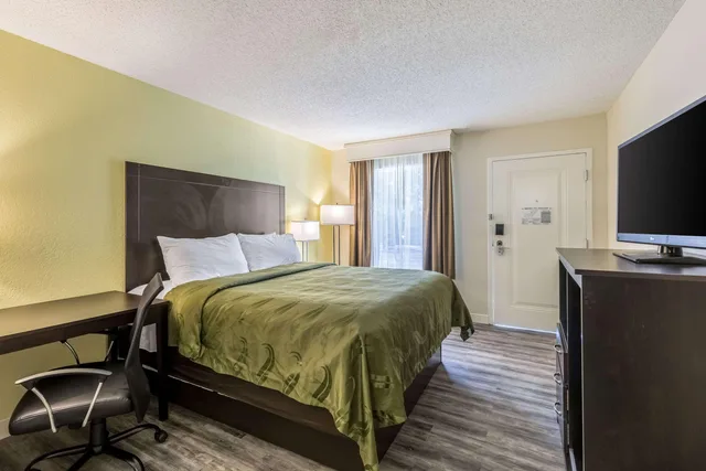 غرفة بسرير كوين، Quality Inn Palm Beach International Airport 2/7