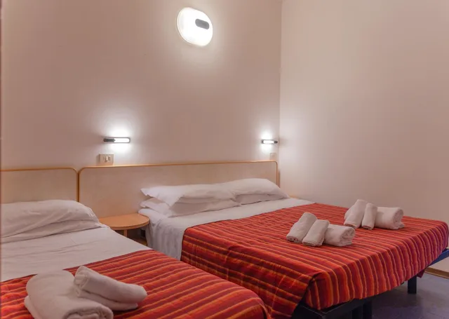 غرفة ثلاثية، Hotel Beverly 1/8