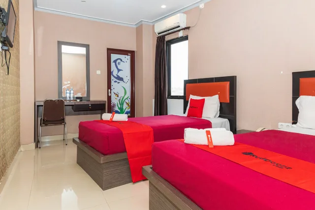 غرفة عائلية، RedDoorz Plus @ Paal 2 Manado (RedDoorz - Elfah Hotel) 1/2