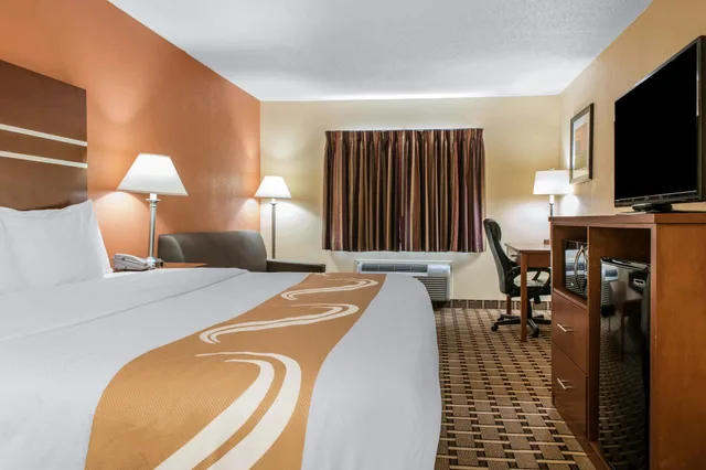 غرفة قياسية بسرير كينج مع أريكة، Quality Inn Ashland I-70 and US 250 1/5