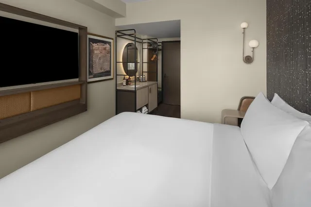 Compact, King Bed, High Floor، Motto by Hilton Nashville Downtown 8/10