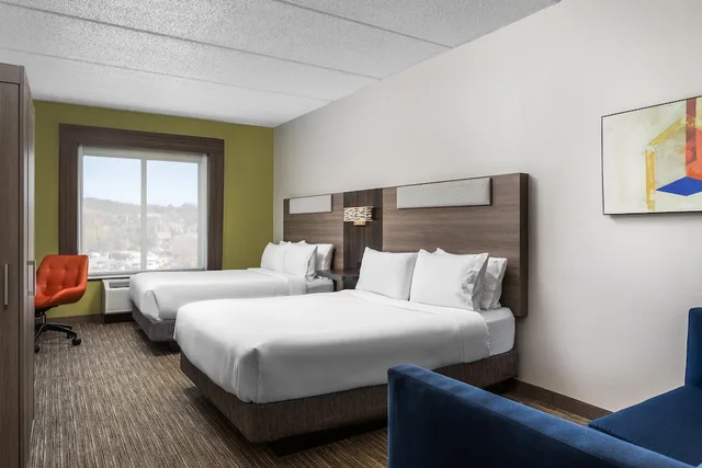 Suite, 2 Queen Beds, Sofa, Holiday Inn Express Hotel And Suites Chattanooga At Lookout Mtn Tn 6/10