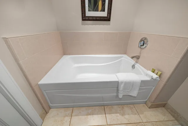 2 Bedrooms, Suite, 2 King Beds, Partial Ocean View, 2 Bathrooms, Sofa، OUTRIGGER Honua Kai Resort & Spa 8/10