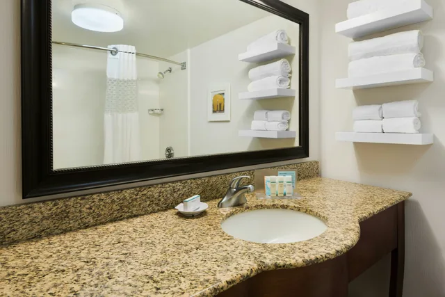 Standard, King Bed, Hampton Inn Raleigh/Cary 4/4