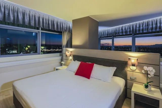 Junior Suite, King Bed, Sofa, Hotel Glamour 3/6