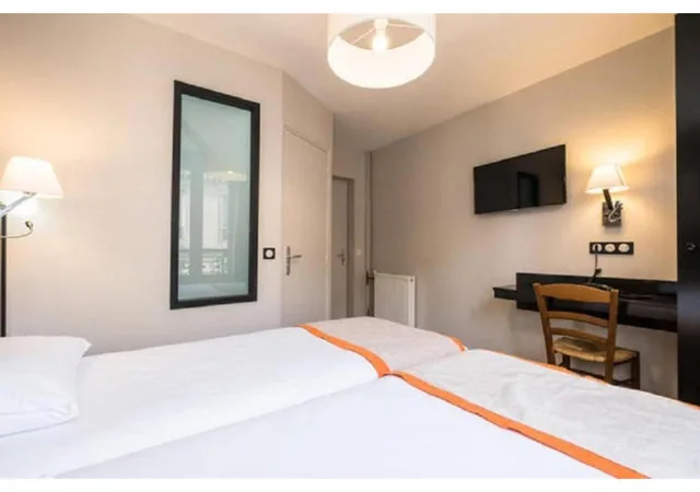 غرفة بسريرين منفصلين بحمام خاص، HOTEL BONSEJOUR MONTMARTRE 1/5