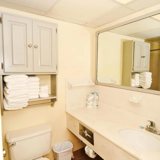 Renovated, 2 Rooms, Suite, 3 Queen Beds, Ocean Front، Holiday Sands South 3/7