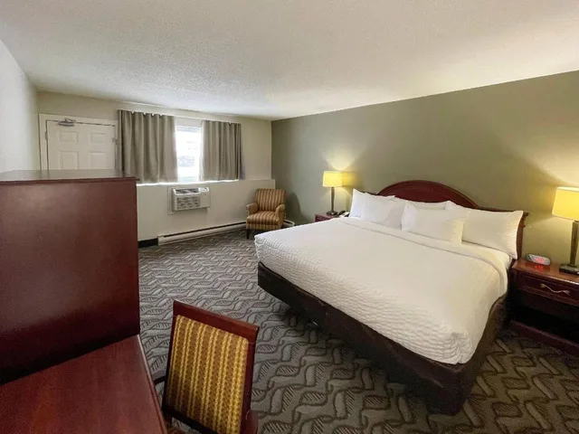 Upgrade, King Bed، Rodeway Inn Sudbury 1/1