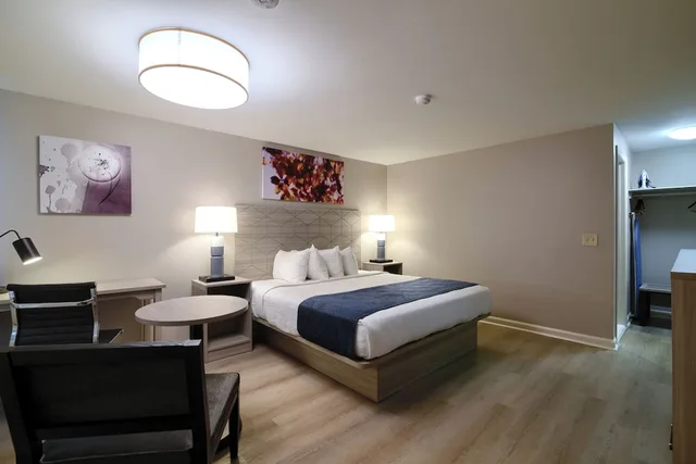 Executive, Knights Inn Danvers 1/4