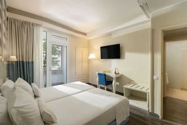 جناح جونيور، Hotel Madeira 4/7