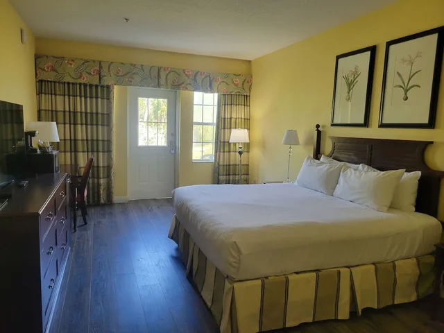 غرفة ديلوكس بإطلالة على القناة بشرفة مفردة بسرير كينج، Plantation Resort on Crystal River 1/5