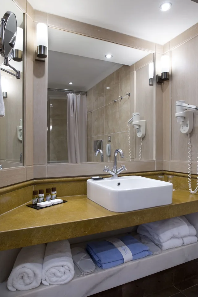 غرفة بسريرين منفصلين بإطلالة على البحر مع أريكة، Thalassa Beach Resort - Adults Only 3/7