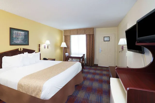 غرفة قياسية بسرير كينج للمدخنين، Travelodge by Wyndham Montgomery East 3/8