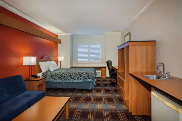 غرفة بسرير كوين لذوي الإعاقة، Days Inn & Suites by Wyndham Antioch 2/3