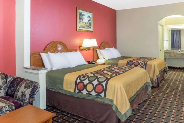 غرفة بسريرين كوين بحوض استحمام لذوي الإعاقة، Super 8 by Wyndham Stafford Sugarland Area 2/10