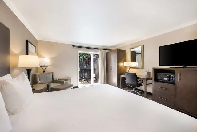 غرفة قياسية بسرير كينج بشرفة، Best Western Danville Sycamore Inn 1/4