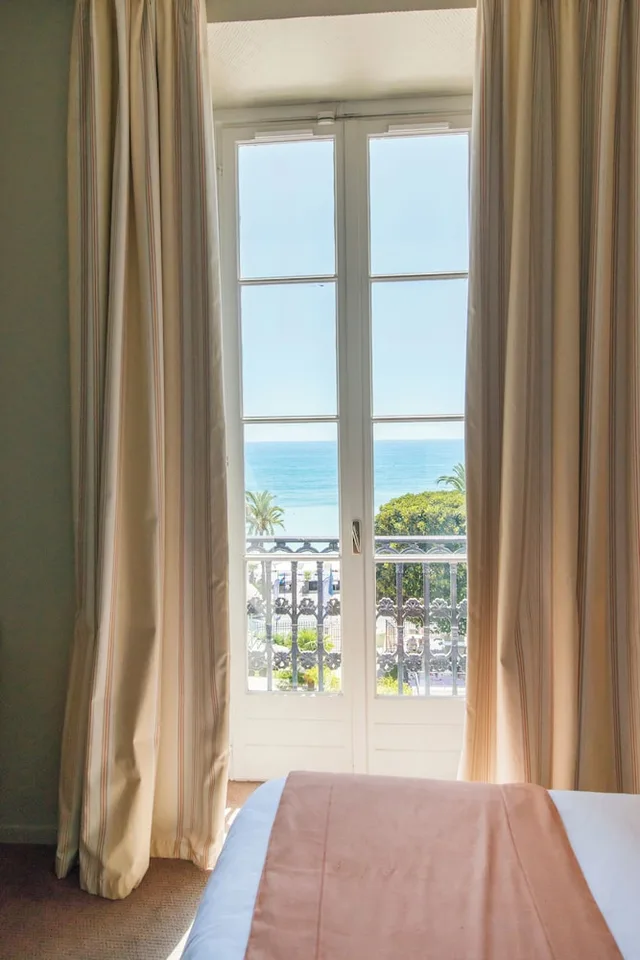 غرفة ديلوكس رباعية بسرير كوين بإطلالة على البحر مع أريكة، Hotel Vacances Bleues Le Balmoral 2/5