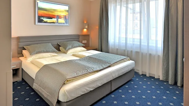 French, Queen Bed، St. Joseph Hotel 1/5