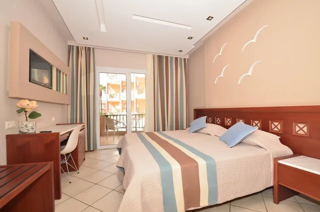 غرفة بسريرين منفصلين بإطلالة على المسبح، Evilion Sea And Sun Hotel 1/5
