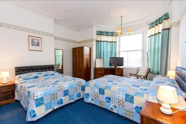 غرفة بسريرين منفصلين بإطلالة على البحر، The Carlton Hotel 2/4