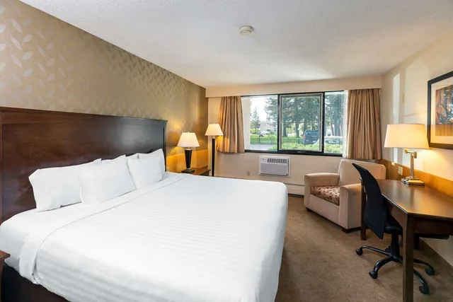 Room, King Bed, Prestige Riverside Lodge Quesnel 2/4