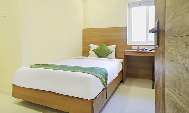 Economy, Single, Queen Bed, Treebo Jansi Residency 2/3