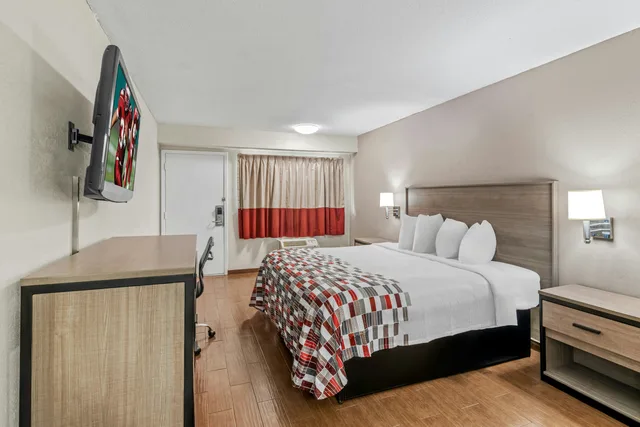غرفة ديلوكس بسرير كينج، Red Roof Inn Jackson Downtown - Fairgrounds 2/6