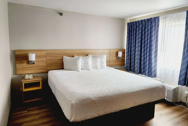 غرفة قياسية بسرير كينج، Days Inn Suites By Wyndham Corpus Christi Central 1/10