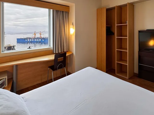 غرفة بسرير كوين بإطلالة على البحر، Ibis Valparaiso 9/10