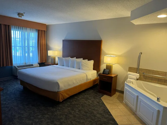 جناح ديلوكس بسرير كينج مع أريكة، La Quinta Inn & Suites by Wyndham Bannockburn-Deerfield 2/4