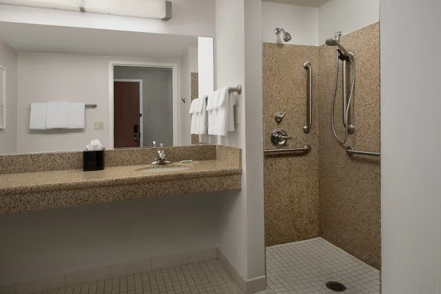غرفة بسرير كينج مع أريكة، Courtyard Seattle Kirkland 7/8