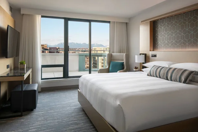 جناح تنفيذي ركني بسرير كينج بإطلالة على المدينة مع أريكة، Vancouver Airport Marriott Hotel 1/10