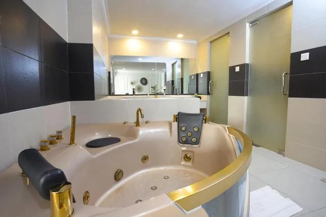 Tower, Suite, King Bed, Sofa، Queenco Casino And Hotel 3/3