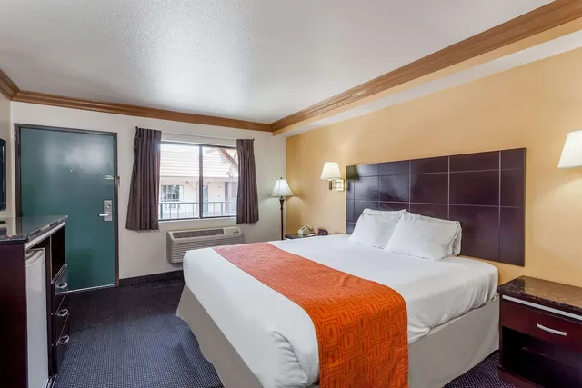 غرفة قياسية بسرير كينج، Howard Johnson by Wyndham Norco 2/7