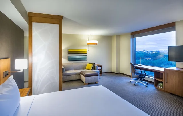 غرفة بسرير كينج مع أريكة في طابق مرتفع، HYATT PLACE WASHINGTON DC/NATIONAL MALL 2/3