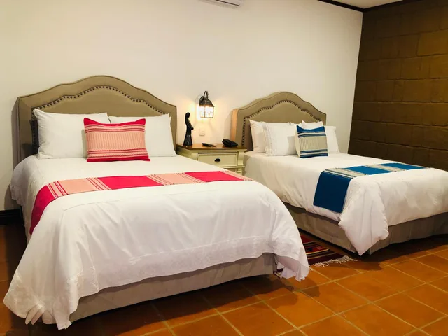 جناح جونيور، Hotel La Casa de Adobe 4/10