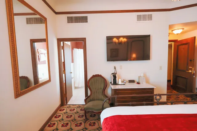 Standard, Queen Bed, Mizpah Hotel 2/3