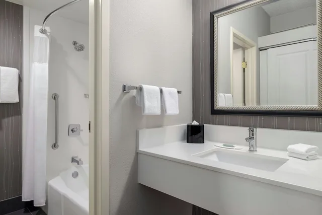 جناح بسريرين مزدوجين، Courtyard Dallas-Fort Worth/Bedford 5/6