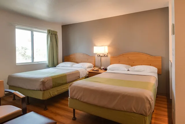 غرفة قياسية رباعية بسريرين مزدوجين بمطبخ صغير، Studio6 Brownsville, TX 2/10