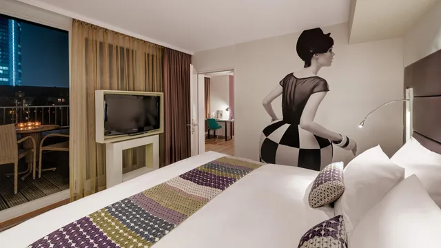 Suite, King Bed, Garden View, Hotel Indigo Duesseldorf Victoriaplatz 1/2