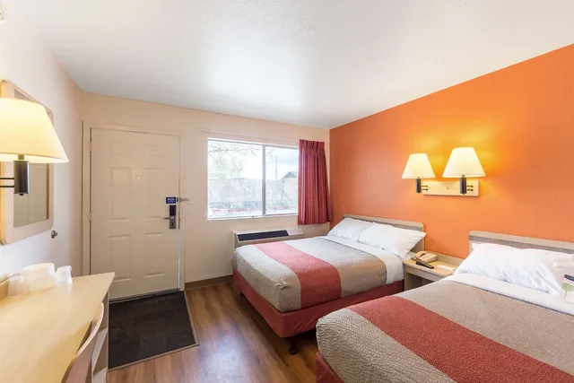 غرفة قياسية بسريرين مزدوجين، Motel6 Klamath Falls, OR 1/7